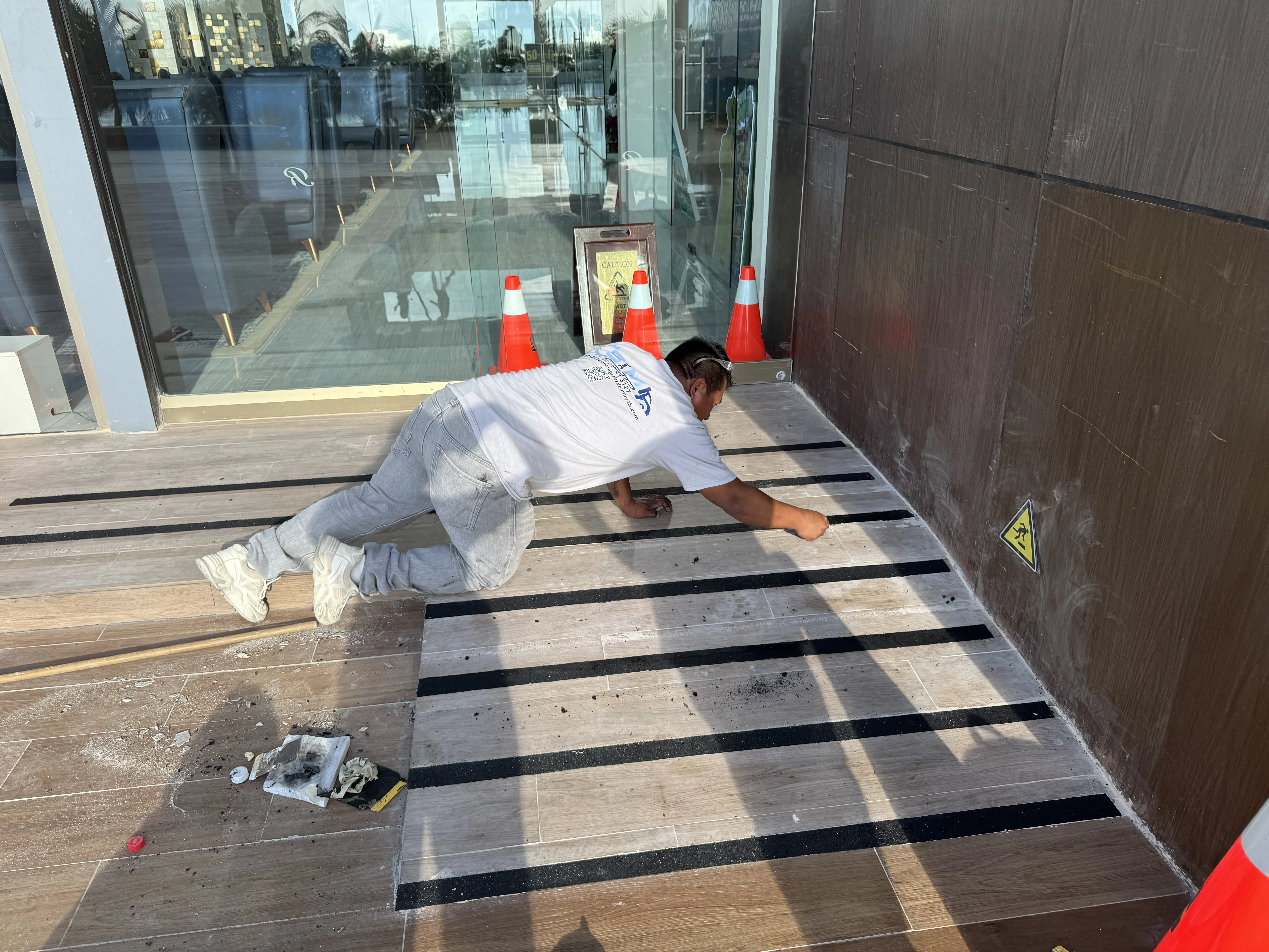 Tratamiento antiderrapante en pisos y superficies.